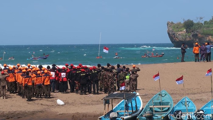 Prosesi upacara pengibaran Merah Putih di Pantai Baron, Gunungkidul, Minggu (17/8/2025).