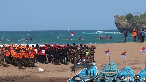 Prosesi upacara pengibaran Merah Putih di Pantai Baron, Gunungkidul, Minggu (17/8/2025).