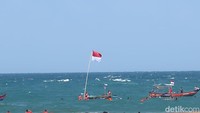 Tak hanya Malioboro, suasana HUT Kemerdekaan RI ini juga turut dirayakan di tengah laut Pantai Baron, Gunungkidul. Bendera Merah Putih dikibarkan di area laut  dengan jarak sekitar 100 meter dari bibir pantai. (Foto: Jalu Rahman Dewantara/detikJogja)
