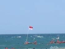 Saat Bendera Merah Putih Berkibar di Tengah Laut Pantai Baron Gunungkidul