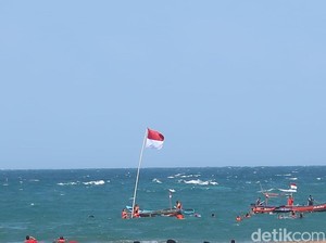 Saat Bendera Merah Putih Berkibar di Tengah Laut Pantai Baron Gunungkidul
