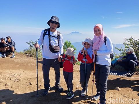 Momen para pendaki padati Puncak Alap-alap Gunung Andong, Magelang, Minggu (17/8/2025). Ribuan pendaki manfaatkan momentum HUT ke-80 Kemerdekaan RI.