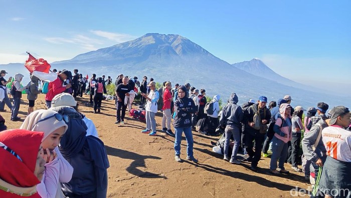 Momen para pendaki padati Puncak Alap-alap Gunung Andong, Magelang, Minggu (17/8/2025). Ribuan pendaki manfaatkan momentum HUT ke-80 Kemerdekaan RI.