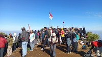 Momen para pendaki padati Puncak Alap-alap Gunung Andong, Magelang, Minggu (17/8/2025). Ribuan pendaki manfaatkan momentum HUT ke-80 Kemerdekaan RI. (Eko Susanto/detikJateng)