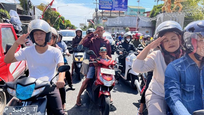 Pengendara di Banyuwangi memberi penghormatan saat detik-detik proklamasi