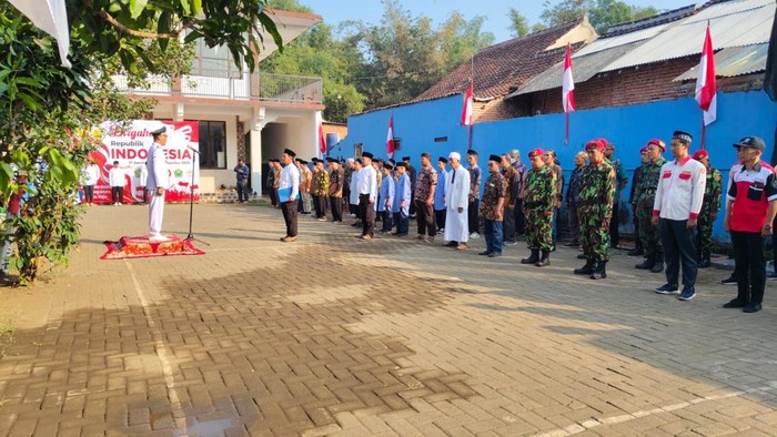 Eks napi teroris bersama warga hingga ormas mengikuti kegiatan upacara bendera HUT ke-80 RI di Malang