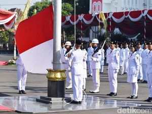 Bendera Sempat Terbalik, Upacara HUT ke-80 RI di Balai Kota Surabaya Tetap Khidmat