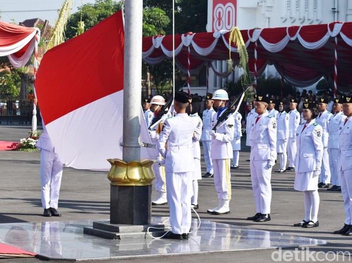 Upacara Bendera HUT Ke 80 RI di Balaikota Surabaya