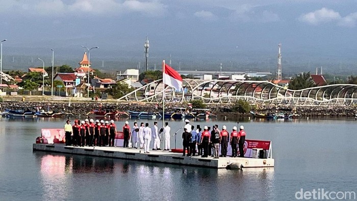 Upacara Ditengah laut, HUT RI di Banyuwangi diperingati diatas dermaga Ponton