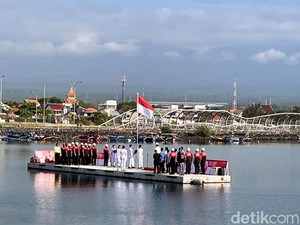 Upacara HUT RI di Banyuwangi Digelar di Dermaga Ponton Tengah Laut