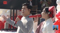 Isyana Sarasvati duet bersama Cakra Khan di acara Upacara HUT ke-80 RI di Istana Merdeka, Minggu (17/8/2025). Foto: Channel YouTube Sekretariat Presiden