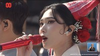 Isyana memakai makeup khasnya yang unik dan berani. Pada bagian mata Isyana menonjolkan eyeliner dengan gaya twisted eyeliner. Isyana tetap berkesperimen dengan eyeliner yang tebal dan gaya cat eye. Foto: Channel YouTube Sekretariat Presiden