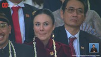 Vulan Guritno juga memakai kebaya bludru dengan warna senada seperti Velove Vexia. Dia juga memakai roncean kalung melati. Wulan Guritno memakai kebaya bergaya janggan. Foto: Channel YouTube Sekretariat Presiden