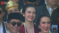 Senyum Velove Vexia yang tersorot kamera. Velove juga memakai roncean melati sebagai kalung dan hiasan pada sanggulnya.  dFoto: Channel YouTube Sekretariat Presiden