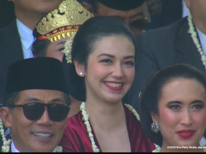 Senyum ayu selebritas menghadiri Upacara HUT ke-80 RI di Istana Merdeka, Minggu (17/8/2025).