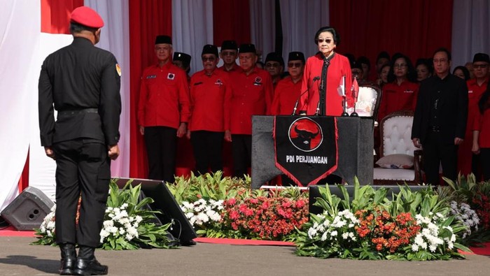 Presiden ke-5 RI Megawati Soekarnoputri, memimpin Upacara HUT ke-80 RI di DPP PDIP, Jakarta (17/8/2025).