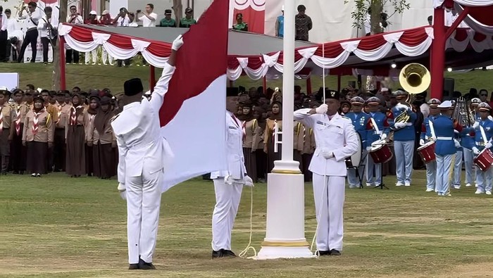 Upacara HUT ke-80 RI digelar di Ibu Kota Nusantara (IKN), Kalimantan Timur, Minggu (17/8/2025). Meski tanpa kehadiran pejabat pemerintah pusat, prosesi tetap berlangsung khidmat, sekaligus meriah dengan melibatkan ribuan peserta dari berbagai daerah.