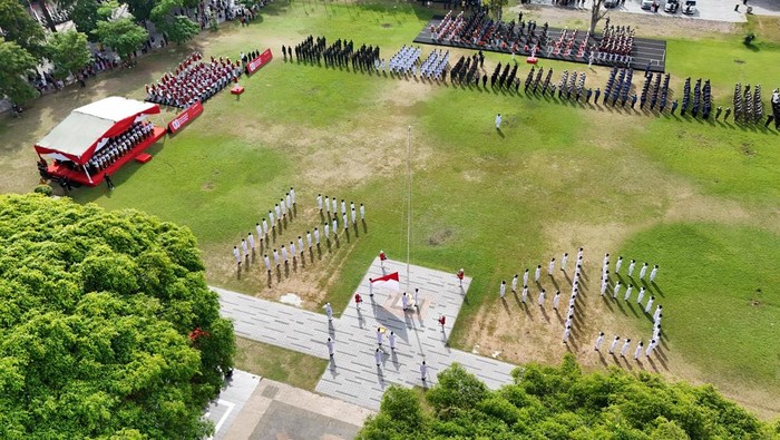 Upacara HUT ke-80 RI di Taman Blambangan, Banyuwangi. Formasi 17-45 saat pengibaran bendera, tari kolosal, dan atraksi udara meramaikan upacara kali ini.
