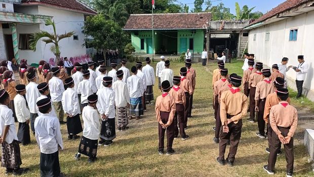 Ratusan santri Pondok Pesantren Al Ikhlas Al Muhdlor, Lumajang, menggelar upacara HUT ke-80 RI dengan penuh khidmat di halaman pesantren, Minggu (17/8/2025)