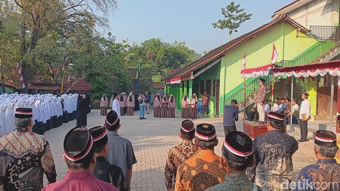 Kementerian Agama (Kemenag) bersama Densus 88 melakukan pemantauan upacara HUT ke-80 RI di 15 pondok pesantren untuk mencegah potensi radikalisme.