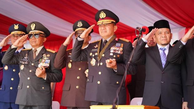 Upacara peringatah HUT ke-80 RI di kantor Gubernur Riau, Minggu (17/8/2025).