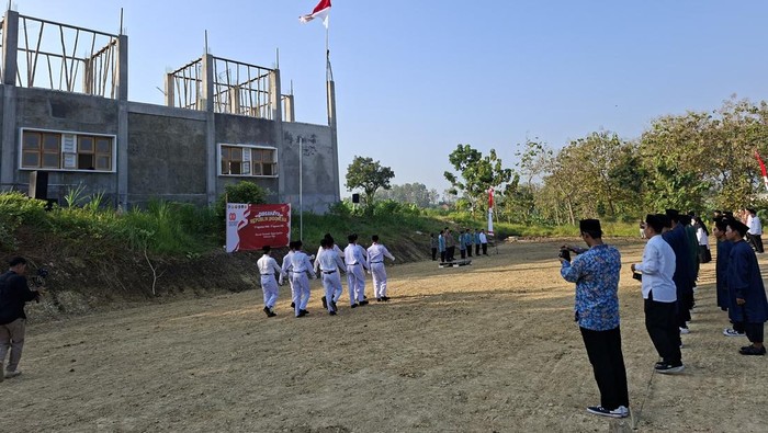 Upacara peringatan HUT ke-80 Kemerdekaan RI digelar khidmat di Yayasan Pondok Pesantren (Ponpes) Al-Ikhlas Putra Sedayulawas, Desa Sendangharjo, Kecamatan Brondong, Lamongan, Minggu (17/8/2025).
