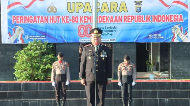 Upacara peringatan HUT ke-80 Kemerdekaan RI di Polres Kepulauan Meranti dipimpin Wakapolres AKBP Maitertika.