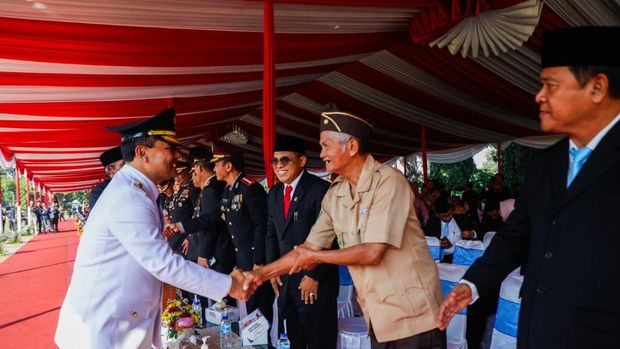 Gubernur Jateng Ahmad Luthfi, dan Wagub Taj Yasin  saat menghadiri upacara peringatan HUT ke-80 RI di Lapangan Pancasila, Simpang Lima, Kota Semarang, Minggu (17/8/2025).