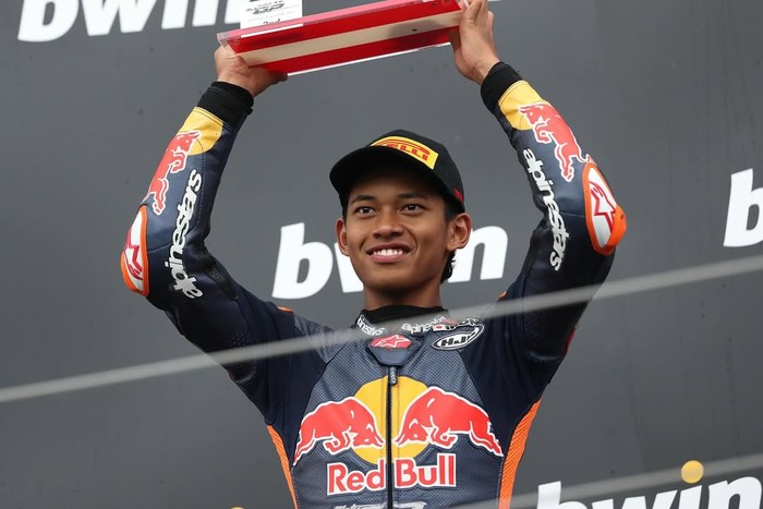 Veda Ega Pratama berhasil meraih juara kedua di Race 1 Red Bull Rookies Cup 2025 seri Spielberg