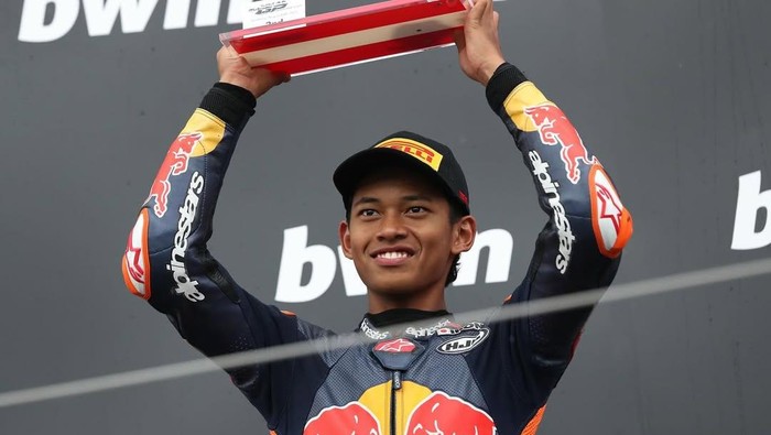Veda Ega Pratama berhasil meraih juara kedua di Race 1 Red Bull Rookies Cup 2025 seri Spielberg