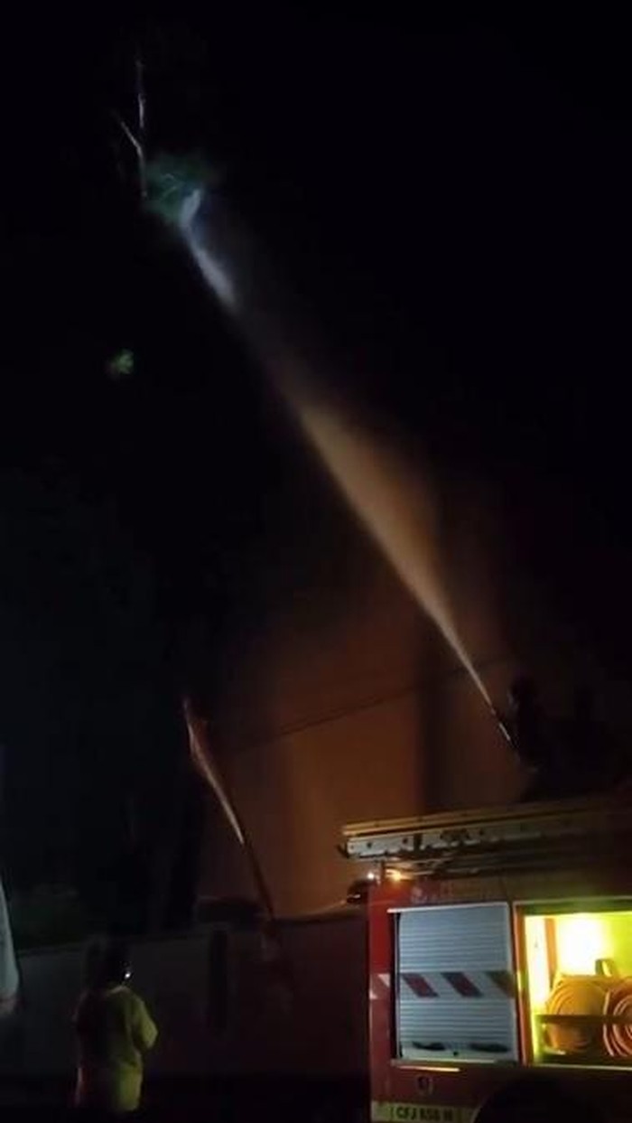 Video viral petugas Damkar disebut sedang mengusir pocong dengan cara menyemprotkan air.