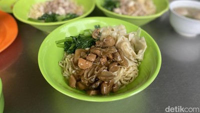 Viral di Tebet! Ini Mie Ayam Jamur Racikan Mantan Chef Restoran