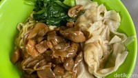 Bentuk dan tekstur mie bahkan sangat mirip. Pipih dan tipis, tetapi rasa topping ayam jamurnya cenderung lebih manis dan kental. Foto: Detikcom / Atiqa Rana