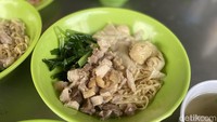 Selain topping ayam jamur, mereka juga punya mie dengan topping rebusan ayam. Paket Mie Ayam Komplet sudah termasuk pangsit rebus hingga bakso. Foto: Detikcom / Atiqa Rana