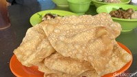 Jelas Pangsit Goreng tidak boleh dilewatkan. Seporsi isi 5 buah harganya dibanderol Rp 17.000. Tampilannya juga mirip pangsit goreng di resto bakmi populer itu kan? Foto: Detikcom / Atiqa Rana
