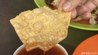 Tipe pangsitnya lebar dan kulitnya tipis. Teksturnya tetap renyah tetapi tidak sampai kering. Supaya lebih enak bisa dimakan dengan saus merah oranye yang rasanya cenderung manis. Foto: Detikcom / Atiqa Rana