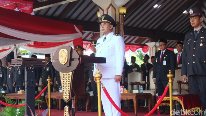Wakil Gubernur Jawa Tengah, Taj Yasin Maimoen menjadi irup upacara Kemerdekaan Indonesia di halaman Kantor Bupati Pati, Minggu (17/8/2025).
