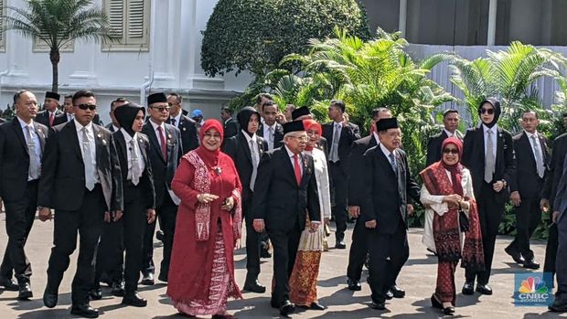 Wakil Presiden ke-10 Jusuf Kalla dan Wakil Presiden ke-13 Ma'ruf Amin tiba untuk menghadiri upacara peringatan detik-detik proklamasi di Istana Merdeka, Jakarta, Minggu (17/8/2025). (CNBC Indonesia/Emir Yanwardhana)
