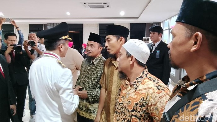 Wali Kota Palembang bersalaman dengan narapidana usai ikut upacara di HUT RI ke-80