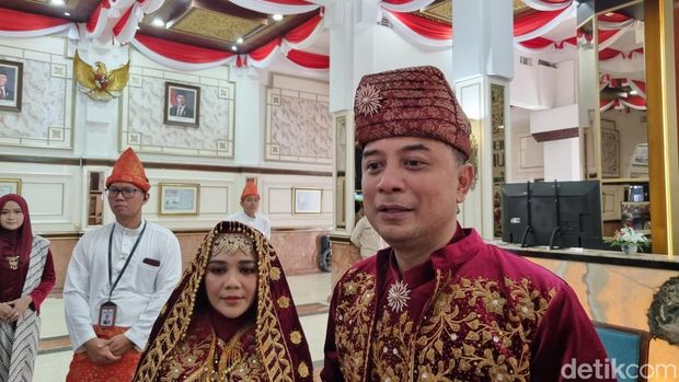 Walkot Eri Cahyadi Mengenakan Baju Adat Minang