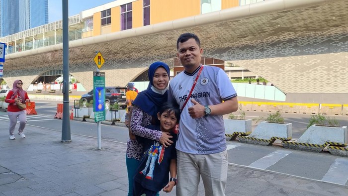 Warga asal Lebak Bulu, Wendy, dan keluarganya senang naik MRT dengan tarif khusus Rp 80 (Taufik/detikcom)