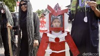 Sejumlah warga memeriahkan peringatan hari kemerdekaan Indonesia ke-80 dengan berbagai cara di Manggarai, Jakarta Selatan, Minggu (17/8/2025).