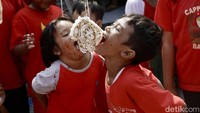 Jenis lomba yang digelar di antaranya makan kerupuk, membawa kelereng, hingga tiup botol.