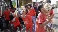 Suasana penuh gelak tawa mewarnai setiap perlombaan yang berlangsung sederhana namun meriah.