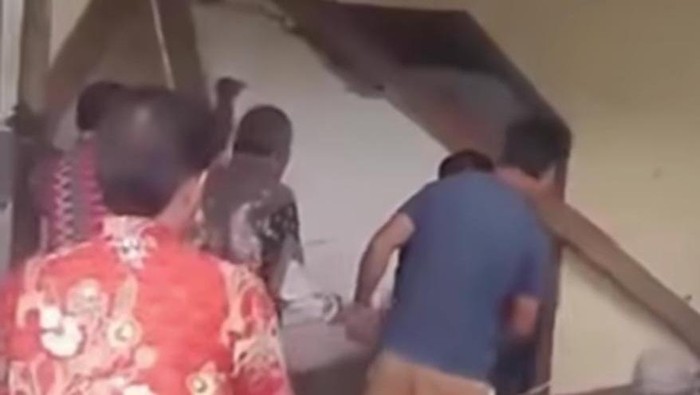 Warga membantu evakuasi jemaat Gereja Elim yang tertimpa reruntuhan akibat gempa M 6,0 di Poso.