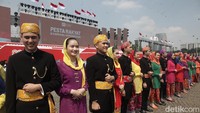 Abang None DKI ikut hadir memeriahkan HUT RI di Monas. 