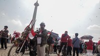 Panggung pesta rakyat didirikan di Monas untuk merayakan HUT ke-80 RI. 