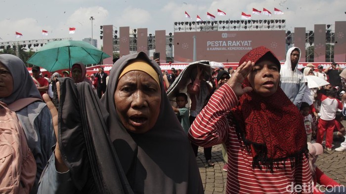 Warga Padati Monas Peringati Detik-detik Proklamasi RI Warga memadati Monas, Jakarta, saat peringatan HUT ke-80 RI, Minggu (17/8/2025).