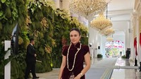 Wulan Guritno datang ke Istana Kepresidenan untuk mengikuti Upacara Detik-detik Proklamasi Kemerdekaan RI ke-80 pagi ini. Ia tampak mengenakan kebaya merah. Foto: Instagram wulanguritno