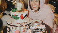 Pemeran Norma ini merasa bersyukur dengan perhatian orang-orang terdekatnya saat ia berulang tahun ke-44. Ia mendapat kejutan cake bentuk mie ayam yang menggemaskan! Foto: Instagram wulanguritno